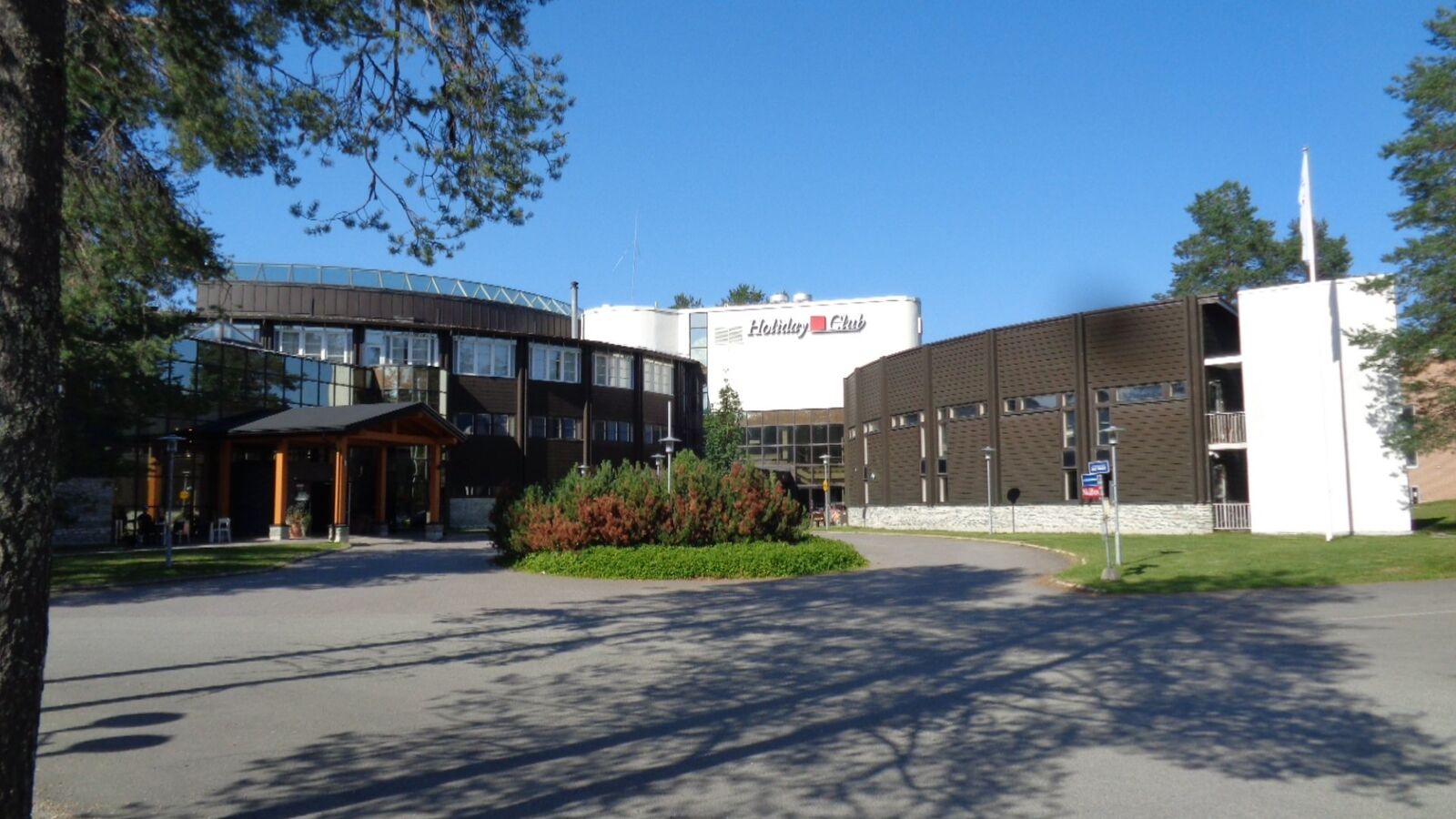Kuusamon Tropiikin päärakennus kesällä